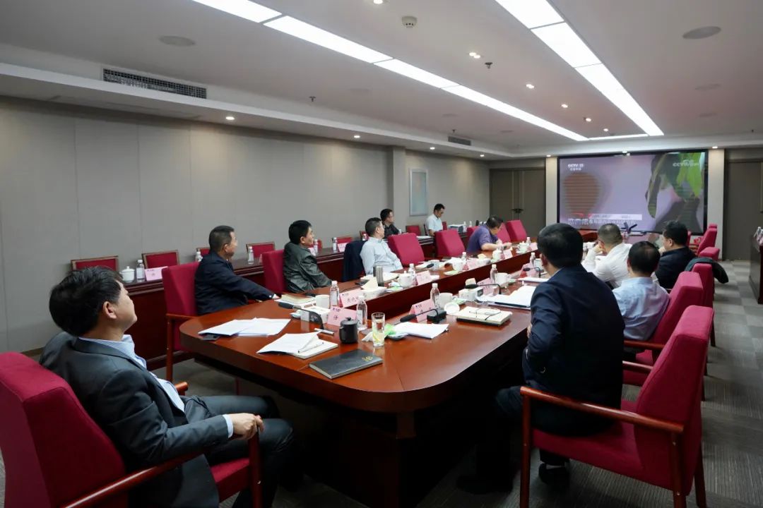 尊龙时凯集团党委理论学习中心组专题学习钻研总体国家清静观